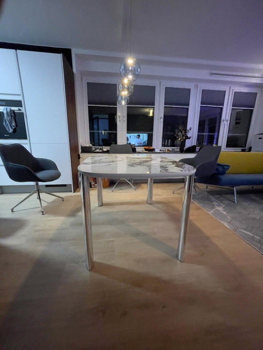 Mesa de comedor Leolux "Tico" en cerámica, patas de aluminio pulido