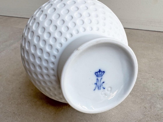 1x Vintage White Biscuit Porcelain AK Kaiser Vintage Vase with Dots (photo 6 of 8)