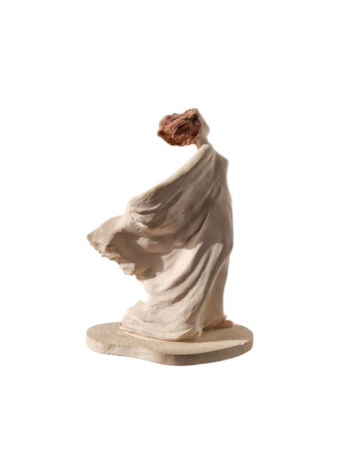 Immagine di donna in abito, fiera, determinata e coraggiosa, in stile Art Nouveau