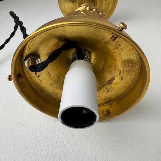 Ancienne lampe à poser en laiton et opaline vintage, Verre, Doré (photo 8 sur 10)