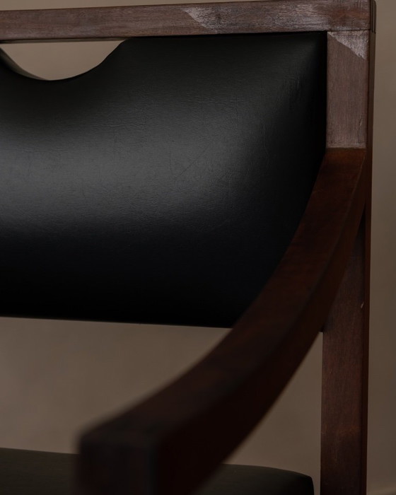 Image 1 of Vintage Houten Armstoel Met Zwart Kunstleer, Scandinavische Stijl