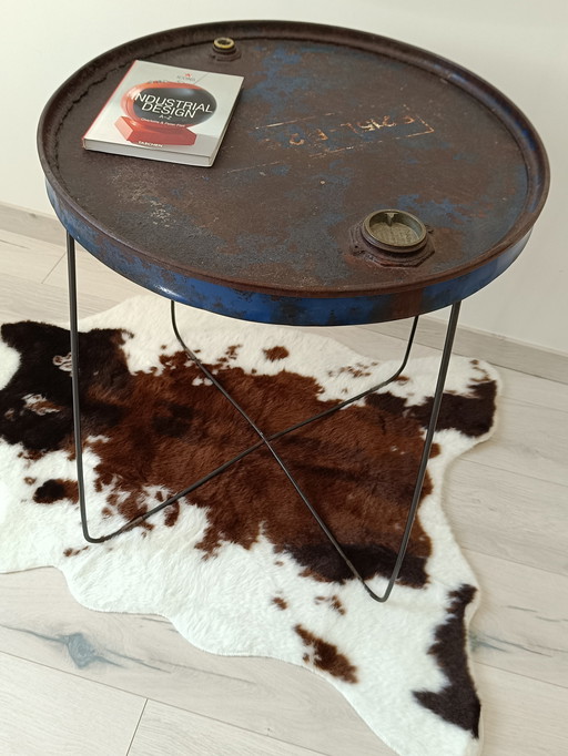 Table d’appoint en fût recyclé – design brut & graphique