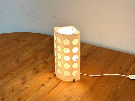 Lampe de table design à structure perforée, signée NIMEX, datant de 2001.