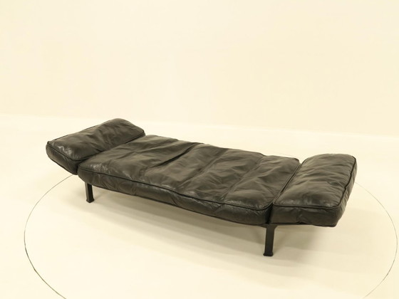 Image 1 of Ligbed van Zanotta in zwart leer