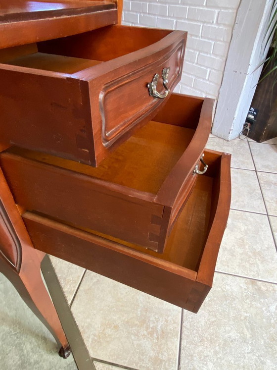 Image 1 of Zwei Nachttische im Stil Louis XV mit Schubladen und einer Nische