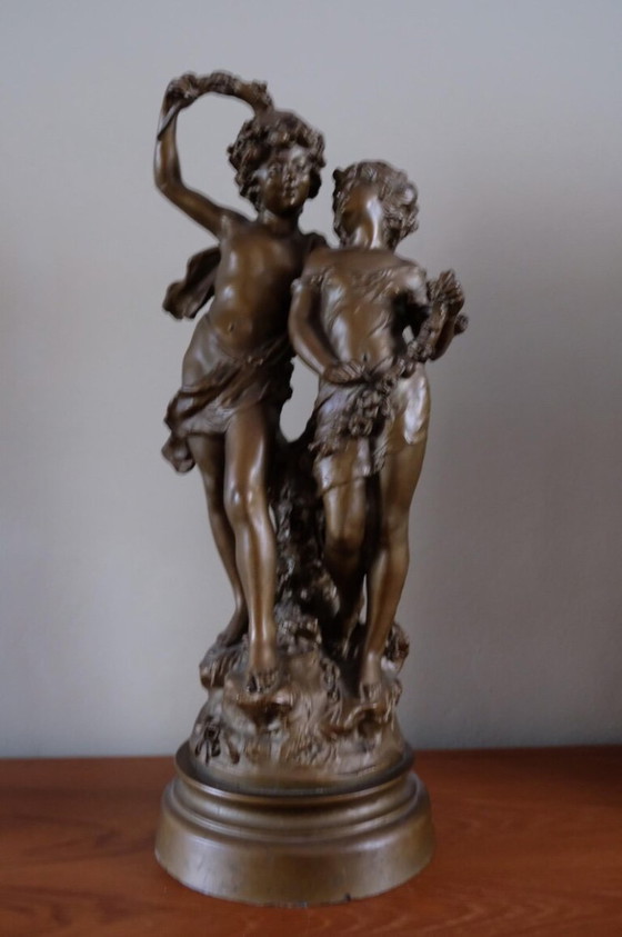Una estatua dorada/cobriza de un niño y una niña jóvenes enamorados. – Esculturas, Metal (photo 14 of 19)
