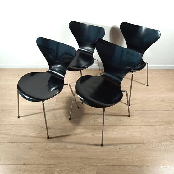 Set aus 4 Butterfly chairs (Modell 3107) von Arne Jacobsen – Fritz Hansen – Esszimmerstühle, Wood (photo 3 of 8)