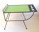 Tavolino anni '50 con piano verde mela, largo 65,5 cm.