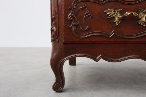 Image 1 of Commode en chêne du XVIIIe siècle de style Louis XV, faite à la main