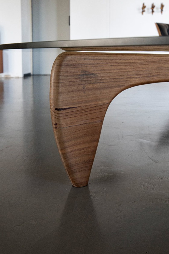 Image 1 of Couchtisch im Noguchi-Stil der Mitte des 20. Jahrhunderts – Glas und Massivholz – handgefertigt auf Bali