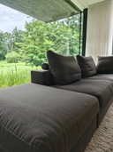 Sofá esquinero Flexform Groundpiece con otomana