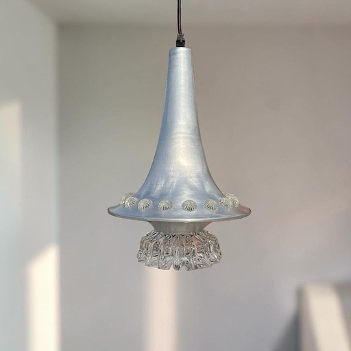 Lampe suspendue trompette en aluminium argenté, style moderne du milieu du siècle, avec diffuseur en verre cristal.