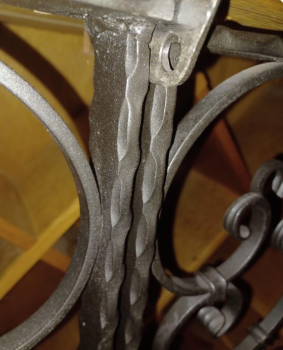Image 1 of Handgemaakte Duitse wijnvatkast van Gunter Peeters – Unieke halfronde houten wandbar met smeedijzeren deuren
