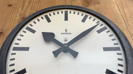 Image 1 of Reloj de pared industrial negro de Siemens, década de 1950.