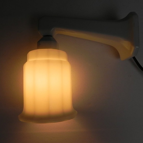 Image 1 of Porseleinen Art Deco wandlamp met opaline kap, jaren 30