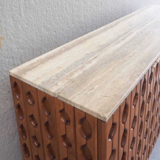 Credenza brutalista contemporanea in legno intagliato con piano in travertino – Credenze, Wood, Brass (photo 10 of 16)