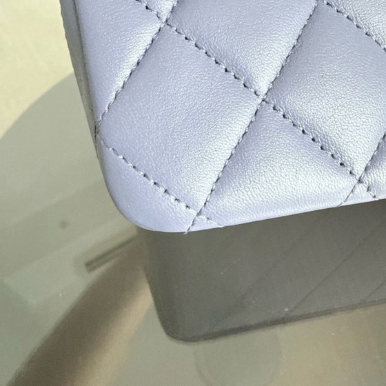 Image 1 of Chanel Classic Flap Medium - 25 cm, gestepptes Lammleder, Lavendel, silberfarbene Beschläge, Serie 15
