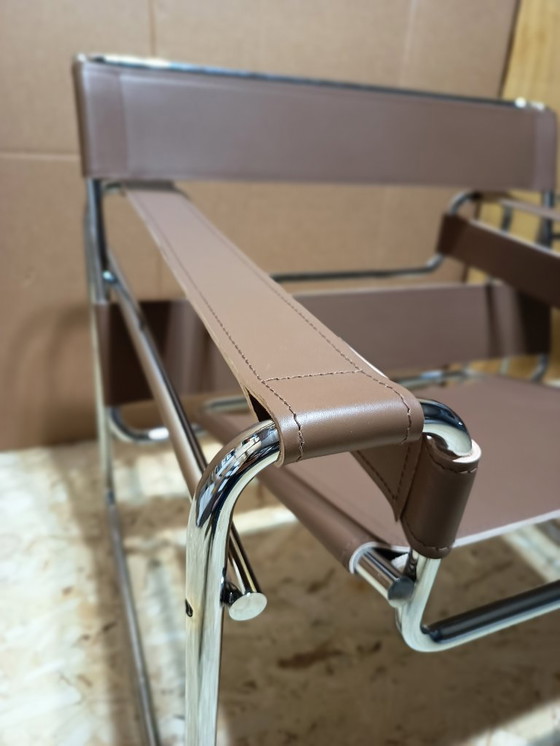 Image 1 of Poltrone Knoll Wassily B3 2 nuove/usate in pelle color noce di Marcel Breuer € 4.400