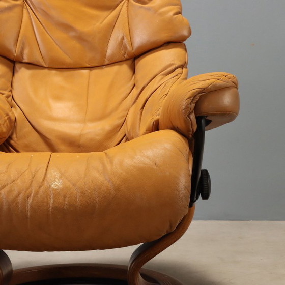 Ekornes Armchair with Footstool – Leather (photo 4 of 13)