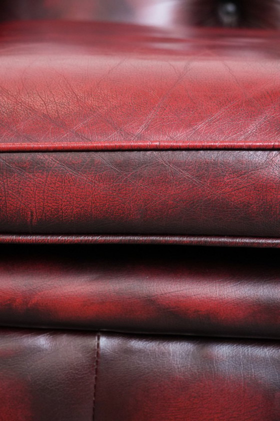 Image 1 of Chesterfield-Club-Sessel aus rotem englischem Rindsleder mit Ziernieten