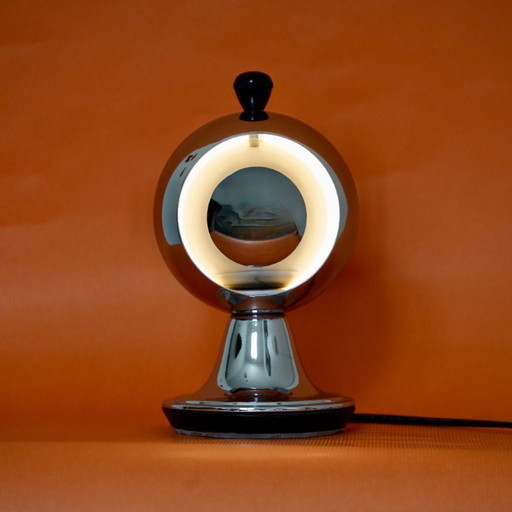 Chromen bolvormige "Eclipse" tafellamp – geïnspireerd op het iconische Space Age-design uit de jaren 60.