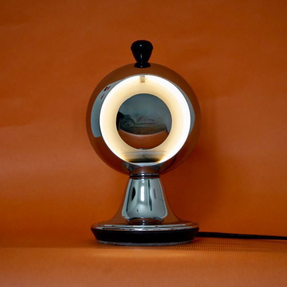 Image 1 of Chromen bolvormige "Eclipse" tafellamp – geïnspireerd op het iconische Space Age-design uit de jaren 60.