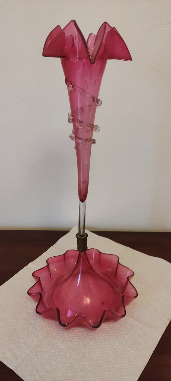 Image 1 of Epergne Vittoriano in Vetro Cranberry a Giglio Singolo – XIX Secolo