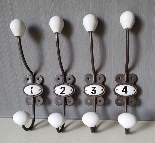 4x Coat hooks