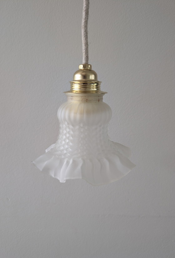 Image 1 of Bellissima e unica piccola lampada a sospensione vintage con paralume opalino