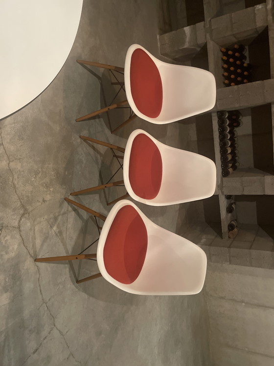 Image 1 of , 2 o 3 sedie in plastica bianca Charles Eames Iconic con cuscino color mandarino