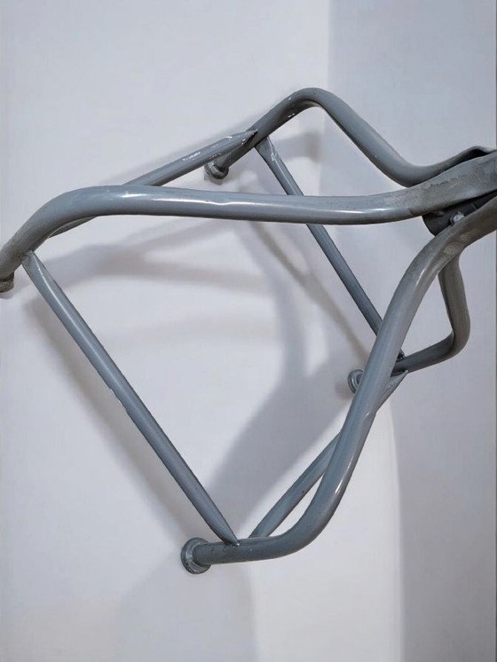 Image 1 of vintage metalen industriële Whale Tail draaistoel gereedschapsstoel grijs