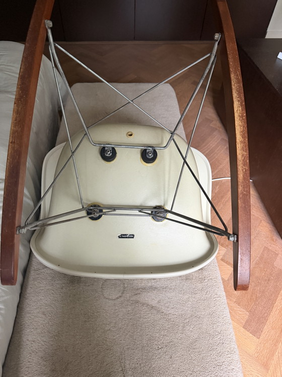 Sedia a dondolo vintage Eames RAR -Herman Miller- noce – Sedie da camera, Vetro (photo 3 of 5)
