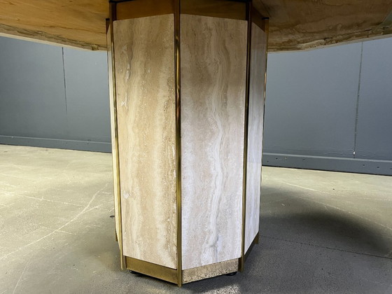 Image 1 of Table à manger octogonale italienne en travertin et laiton des années 1970