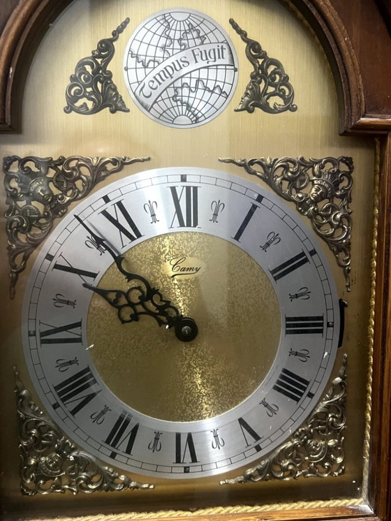 Image 1 of Eine hölzerne Pendeluhr mit einem Schweizer mechanischen Uhrwerk