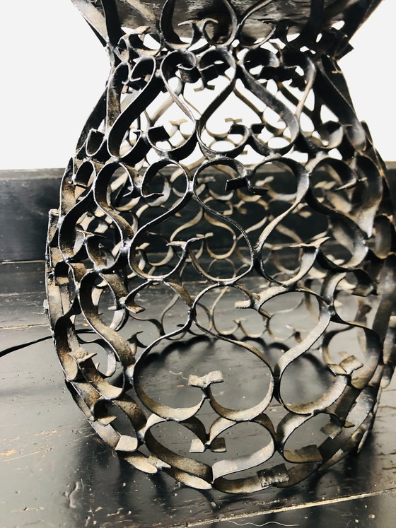 Image 1 of Zwarte smeedijzeren lamp met een handgemaakte witte bol.