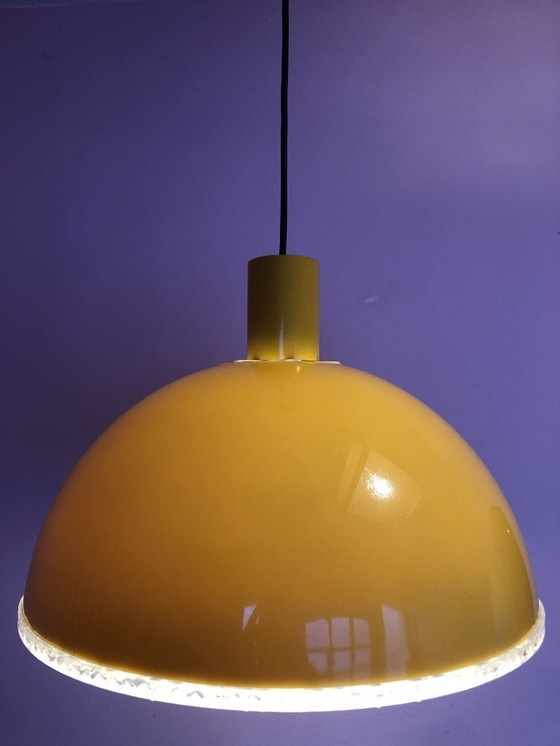 Image 1 of Lampada a sospensione vintage con paralume giallo.