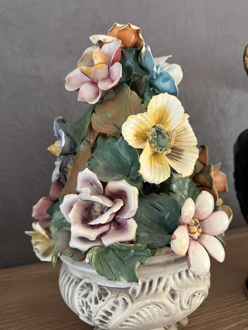 Vintage italiano schaal op voet met bloemen deksel