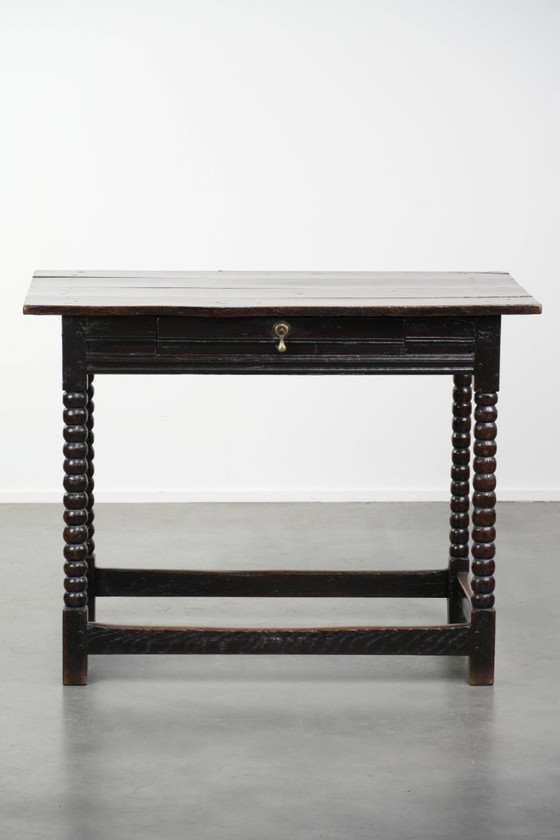 Image 1 of Uniek mooie antieke Engelse side table van eikenhout uit de 18e eeuw met een lade en mooie bobbin gedraaide poten