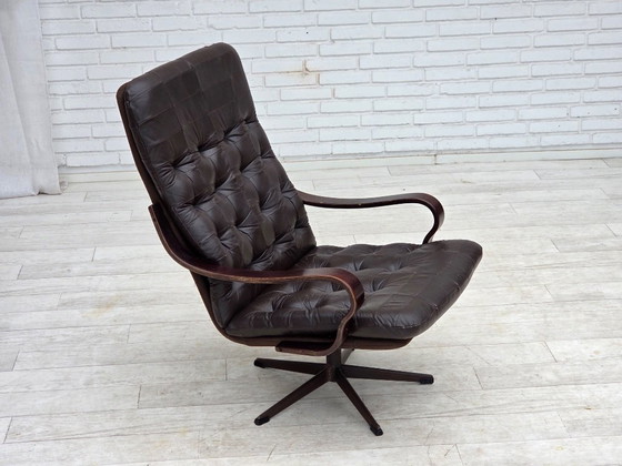 Image 1 of Sillón giratorio escandinavo de los años 70, tapizado en cuero original con patchwork.