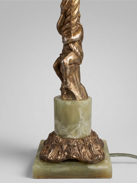 Image 1 of Lampe de table style Louis XVI au putto en métal doré et base effet onyx – 48 cm