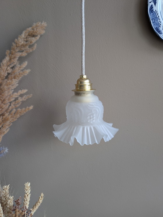 Image 1 of Bellissima e unica piccola lampada a sospensione vintage con paralume opalino