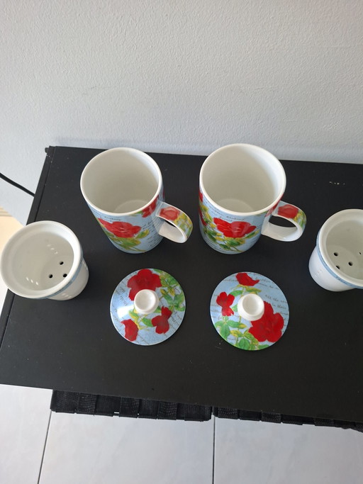 Tazza da tè in ceramica con coperchio e filtro.