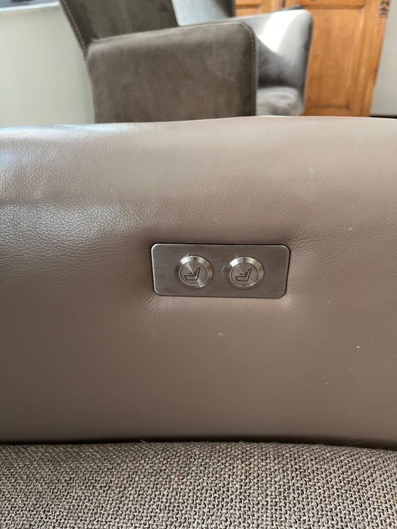 Image 1 of Velderhof está de pie en un sillón relajante.