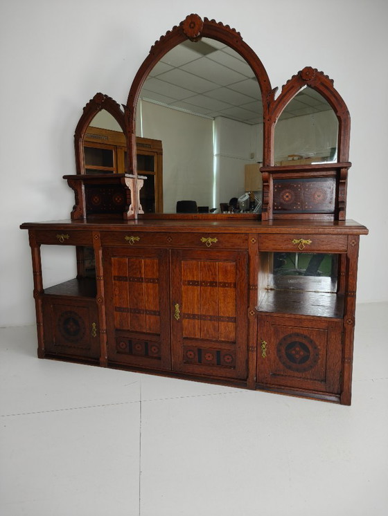 Image 1 of Zeldzaam 19e-eeuws Engels Arts & Crafts eiken sideboard van Pratt & Prince – met ingelegd zonnebloemmotief