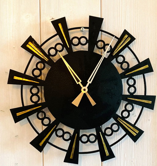 Reloj de pared vintage de mediados de siglo con manecillas