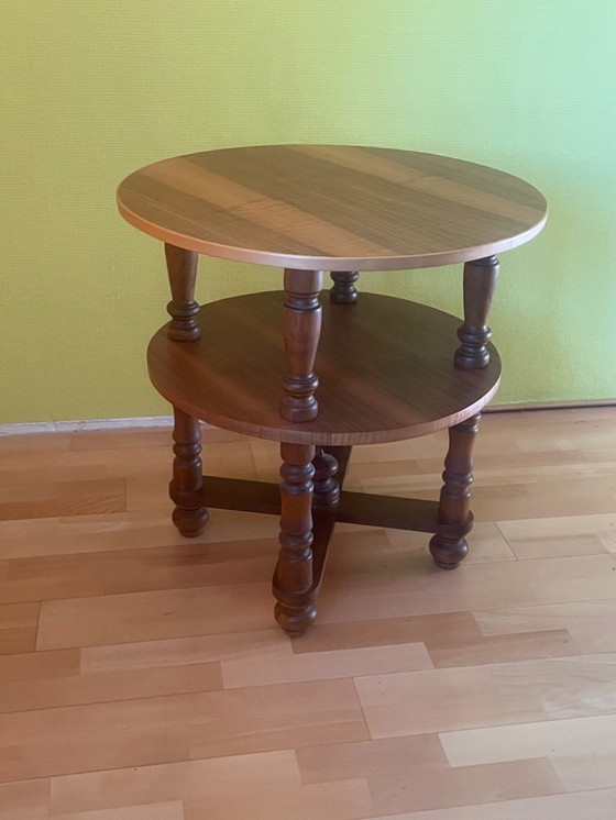 Image 1 of Großer runder gedrechselter Tisch