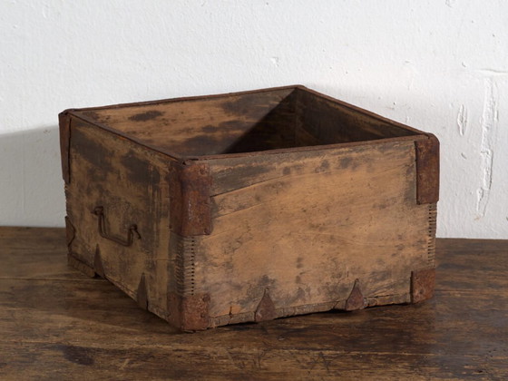 Antique Chinese wooden basket with iron straps – China, circa 1900 – Decorative Objects (photo 5 of 40)
