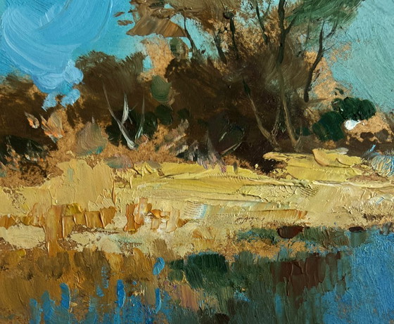 Image 1 of Origineel olieverfschilderij: Kustlandschap langs een rivier, wandelend nabij een bosvijver.