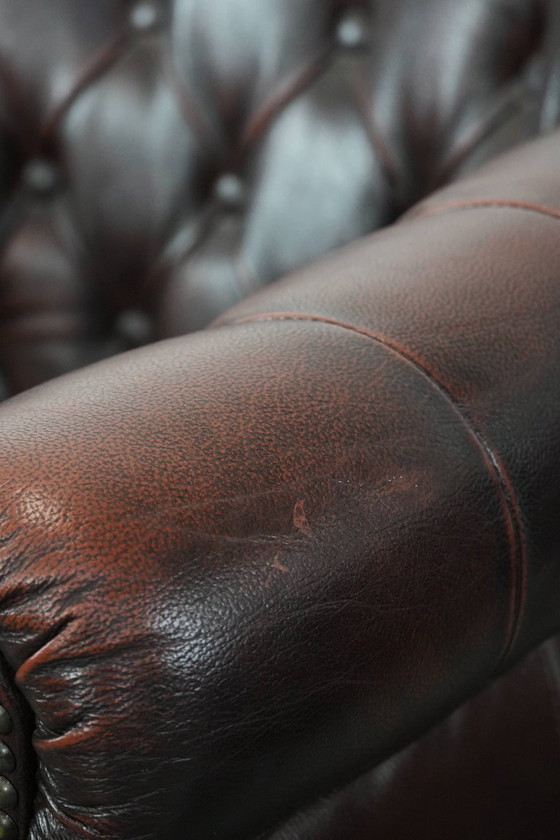 Image 1 of 2 fauteuils club Chesterfield classiques de style anglais en cuir de vachette, finition clous décoratifs