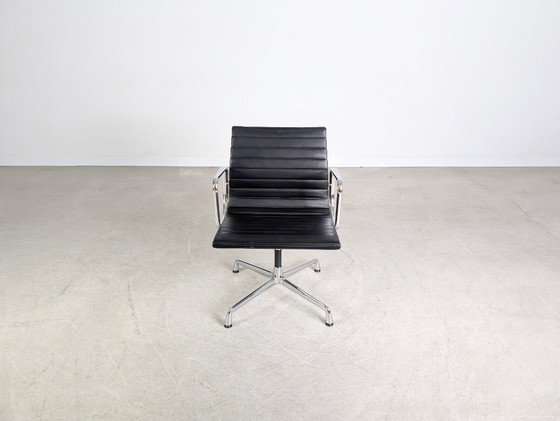 Image 1 of Originele set van 3 Vitra Charles & Ray Eames stoelen EA 108, zwart leer.